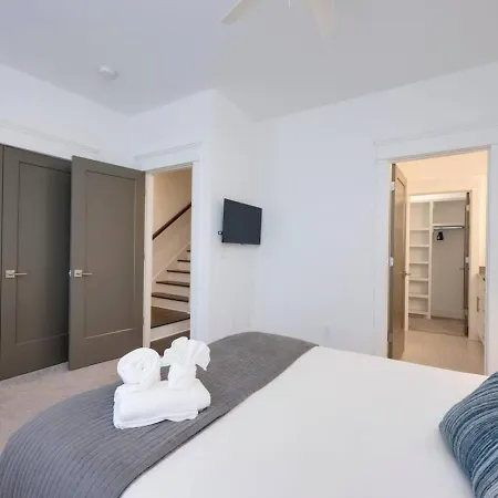 Ten Minutes To Broadway Modern Gated Townhome